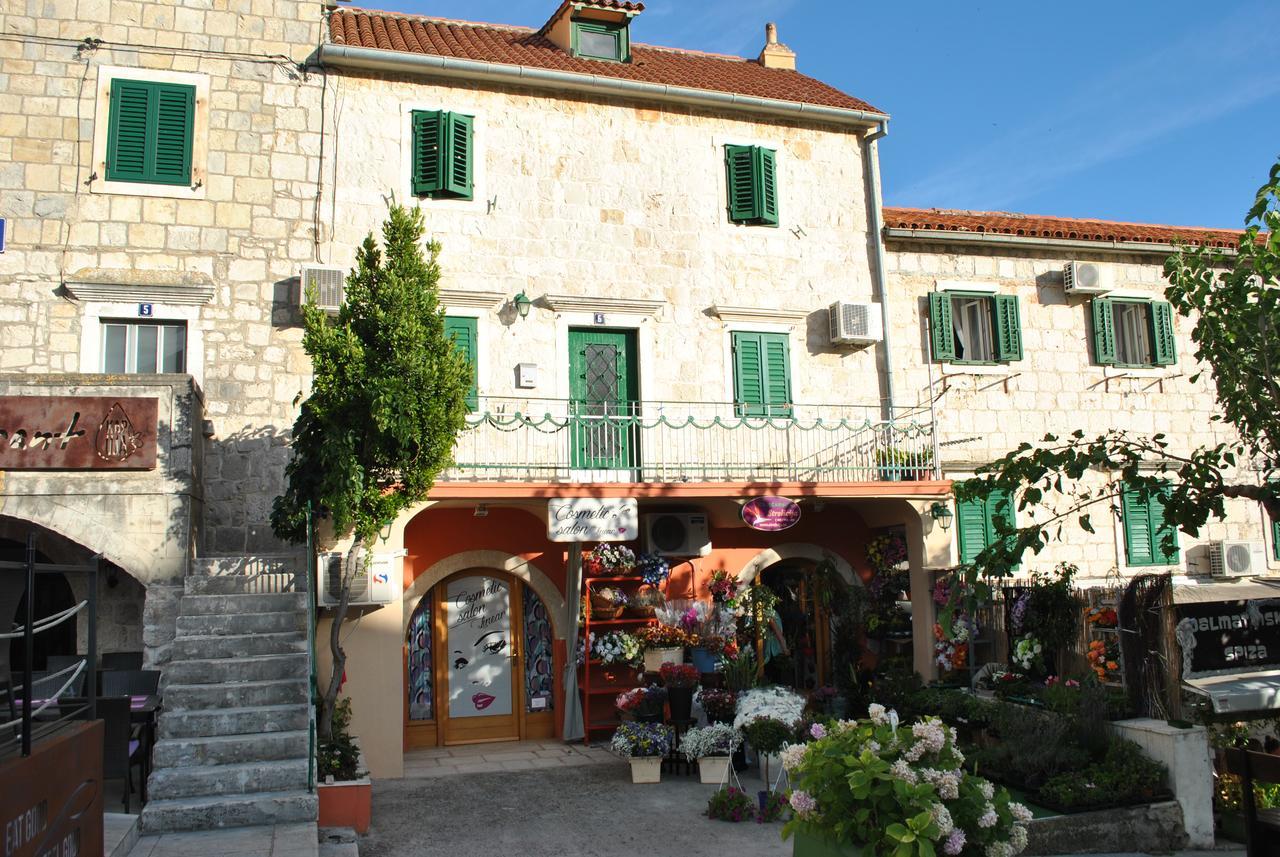 Apartment On The Square *